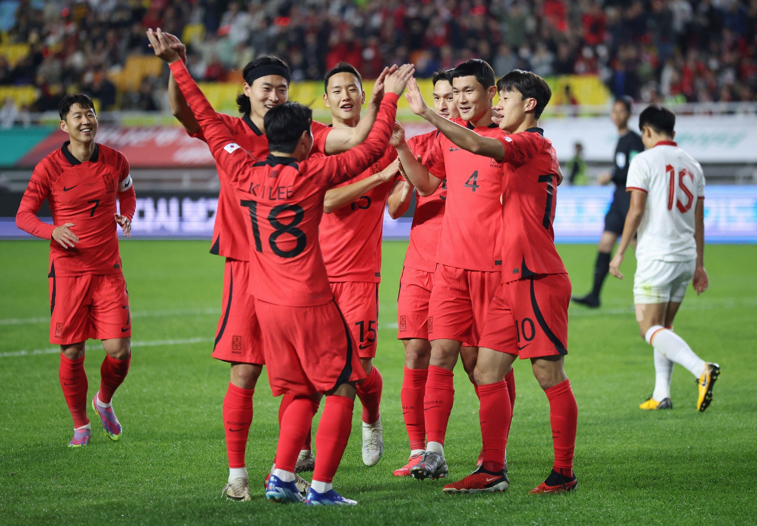 Niềm vui trước chiến thắng mãn nhãn người hâm mộ của các cầu thủ Hàn Quốc